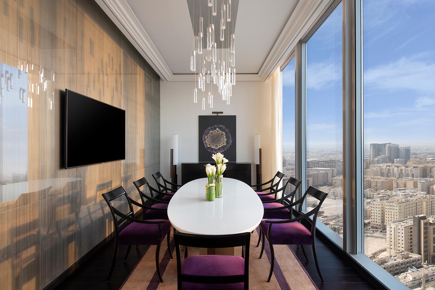 Banyan Tree Doha At La Cigale Mushaireb الغرفة الصورة The dining room of a suite at the Ritz-Carlton, Riyadh